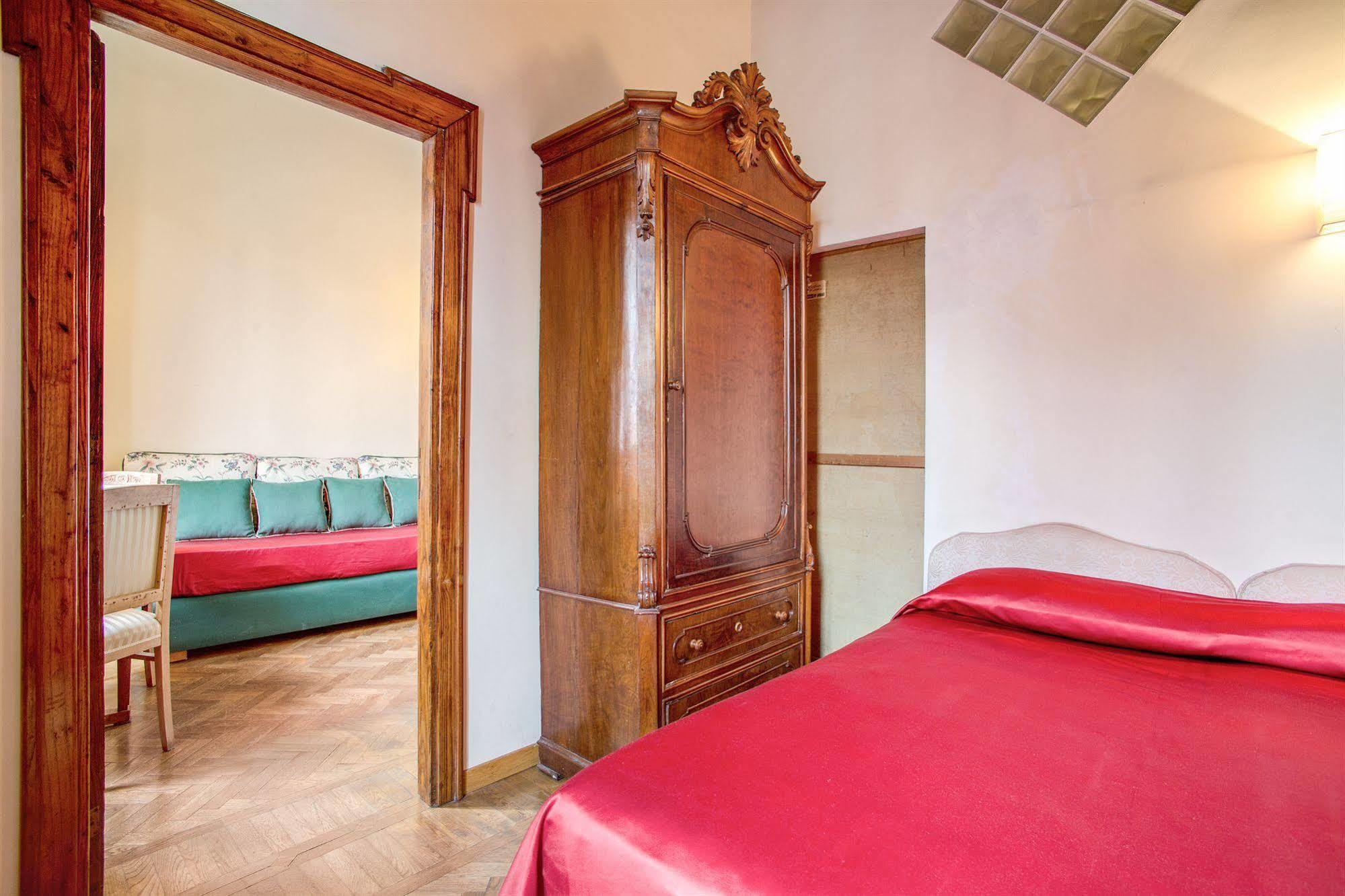 Отель La Casa Del Capitano Рим Экстерьер фото