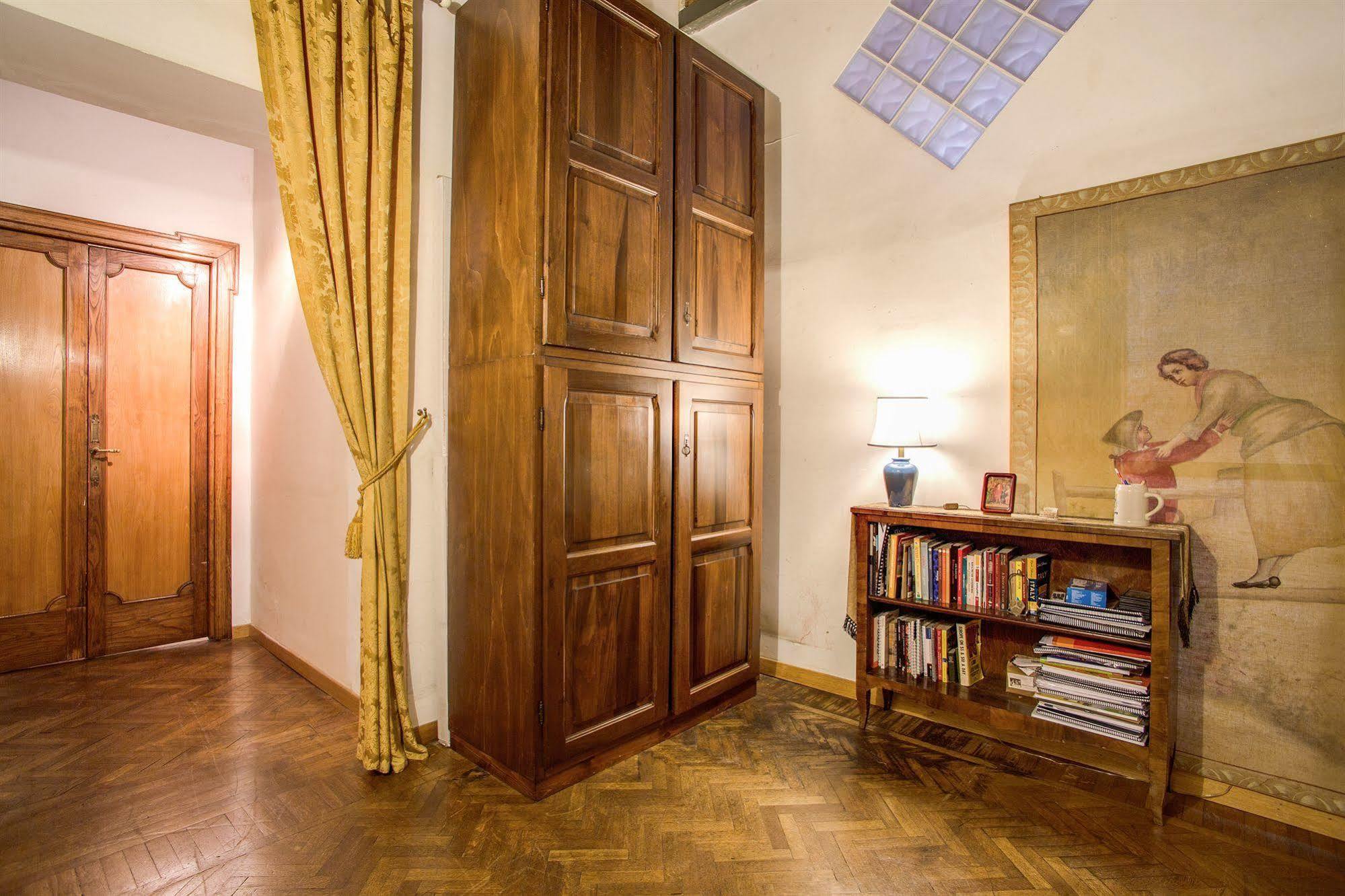 Отель La Casa Del Capitano Рим Экстерьер фото