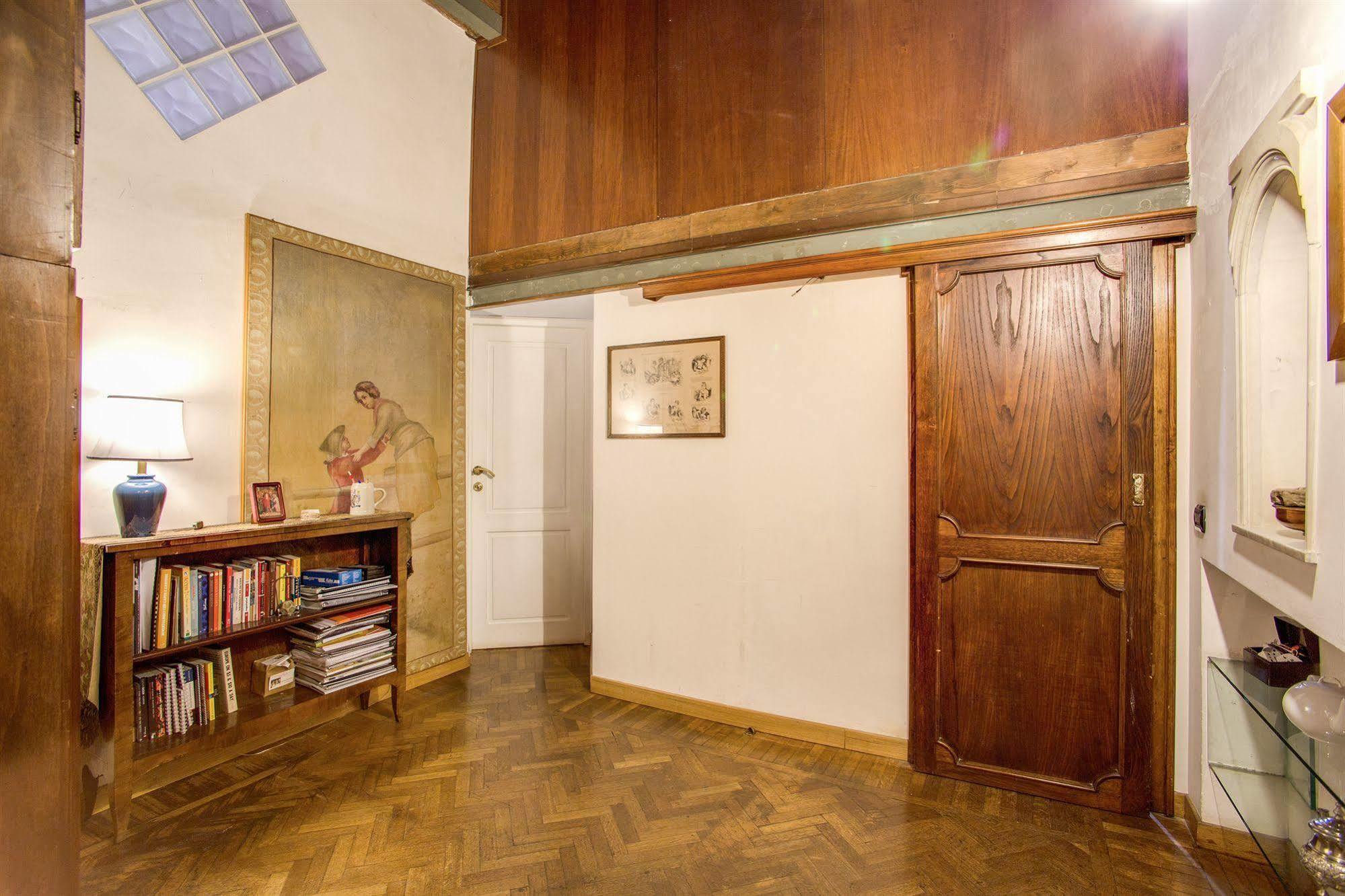 Отель La Casa Del Capitano Рим Экстерьер фото